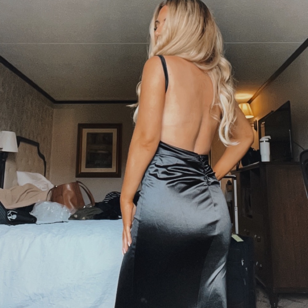Backless dress - Picture 4 of 4